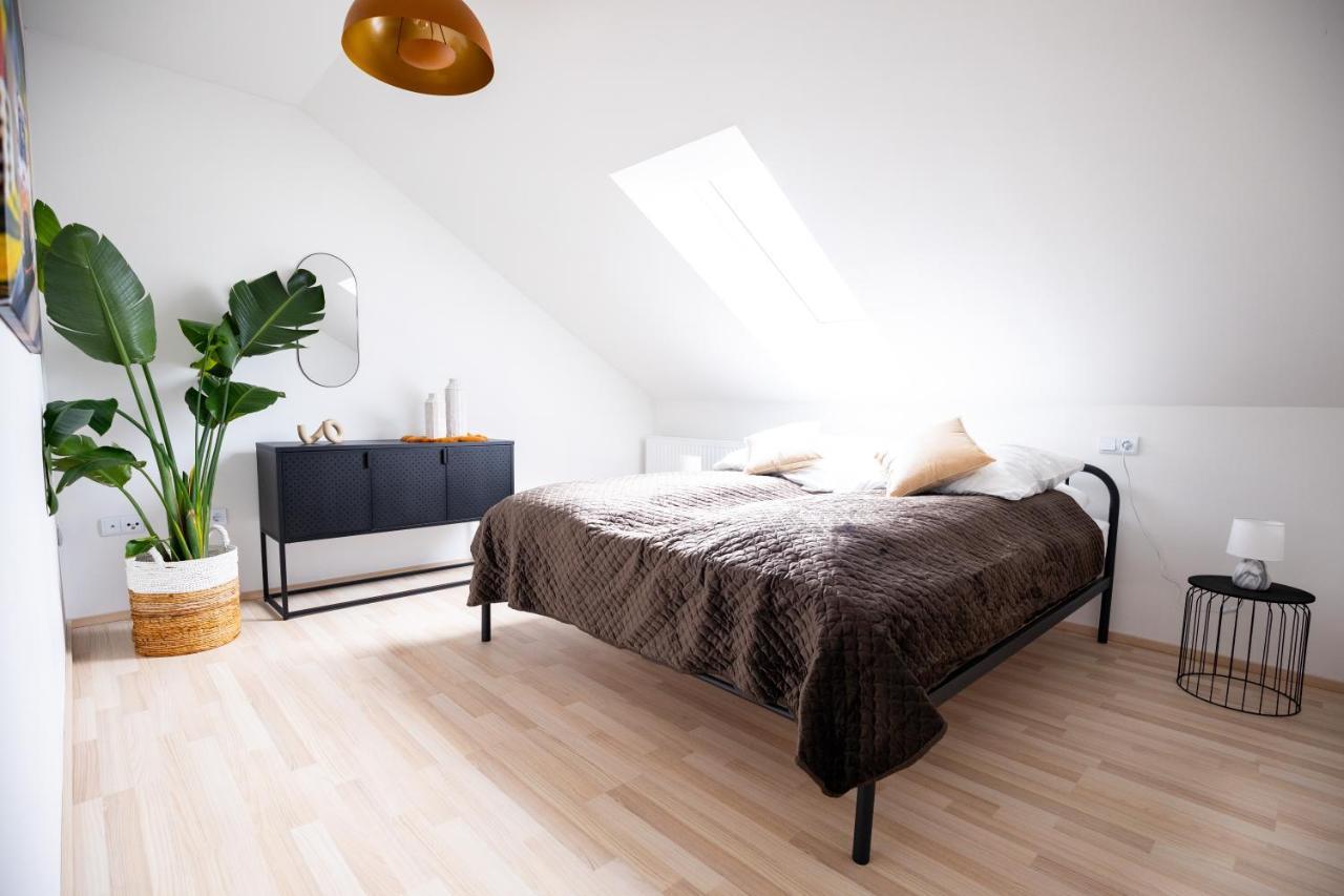 Design-Ferienwohnung In Kelberg Am Nuerburgring: Platz Fuer 6, Kueche, Wifi, Netflix 外观 照片